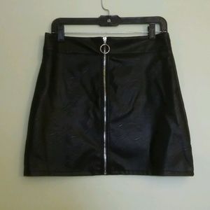 Cute Black Leather Skirt with Zipper: Aesthetic